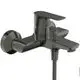 Badearmatur von Ideal Standard in einer matten grauen Ausführung mit einem Hebel und einem abnehmbaren Schlauch für die Wasserausgabe.